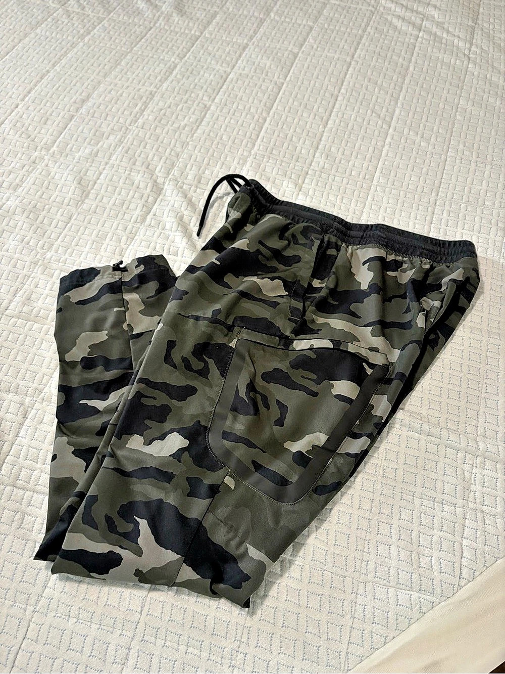 Under armour Cargo Shorts in Green & Black Size Large Like New